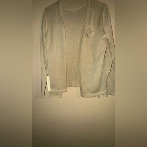 COMPOSITIONS Elegant Cream Sweater with Floral Detail